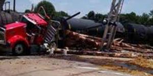 Banliyö treni, LPG yüklü tankere çarptı