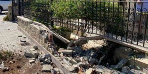 Direksiyon hakimiyetini kaybedip bahçe duvarına çarptı