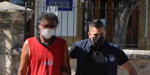 Öfkesini araba lastiklerinden çıkardı