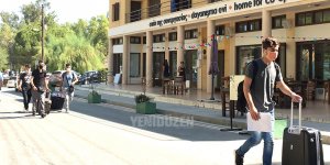 Yüzlerce öğrenci ülkelerine döndü