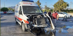 Ambulans ile kamyon çarpıştı