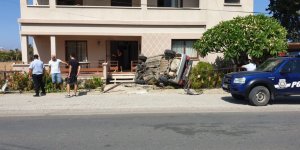 Evin demir korkuluklarına çarptı