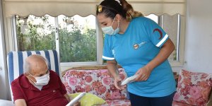 Yaşlılara maske dağıtılıyor