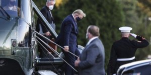 Covid-19 testi pozitif çıkan Trump hastaneye kaldırıldı