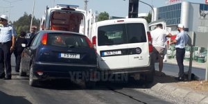 Kırmızı ışıkta duramadı, direğe ve önündeki araca çarptı