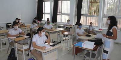 Orta dereceli okullar 7 ay sonra ders başı yaptı