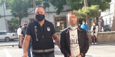 Boğazına bıçak dayayıp kaçırdı