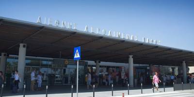 Kıbrıslı Türklerin Baf Havalimanında gümrüksüz sigaradan yakalandığı iddiası