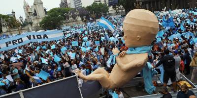 Binlerce kişi kürtaj yasasını protesto etti