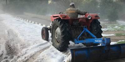 Aşırı dolu yağışı yolları beyaza bürüdü