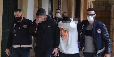 Poliste hücreye uyuşturucu bırakırken yakalandılar