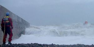 İngiltere’de fırtına hayatı felç etti