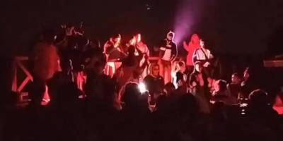 Yasağı takmadılar, parti yaptılar