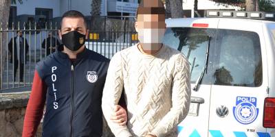 Her şeyi kırdı döktü