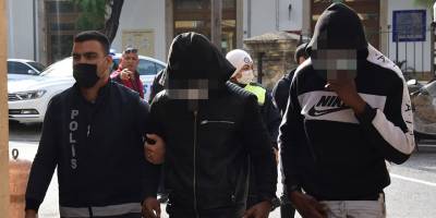 Kavga ettikleri şahısları soydular