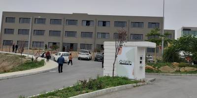 Covid-19 bulgusu taşıyanlar, dışarıda otobüs bekledi