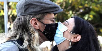 ‘Kapanma’ öncesi maskeli öpüş