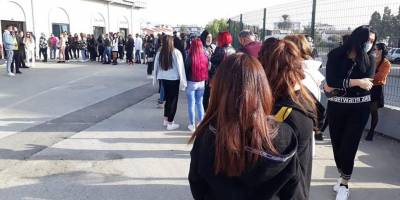 Sosyal mesafesiz ve maskesiz test kuyruğu