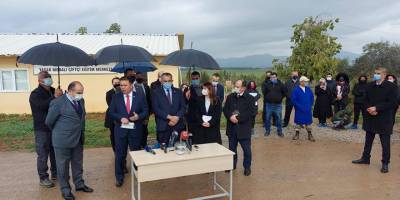 Başbakan, Tarım Bakanı ve Büyükelçi ‘küçükbaş hayvan’ dağıtıyor