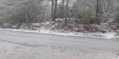 Dağlık kesimlere karla karışık yağmur yağdı