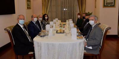 Tatar, Stephen Lillie ve Ajay Sharma ile çalışma yemeğinde bir araya geldi