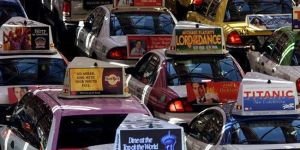 Aracında unutulan 300 bin Doları iade etti